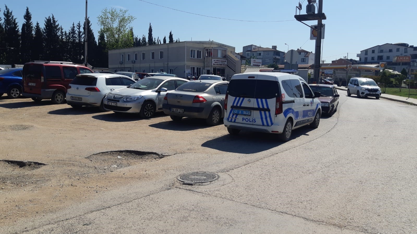Hastane &ouml;n&uuml;nde tartıştığı kadını bı&ccedil;akladı