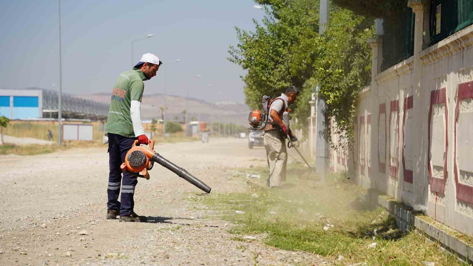 Karaali&rsquo;de yol kenarları temizlendi