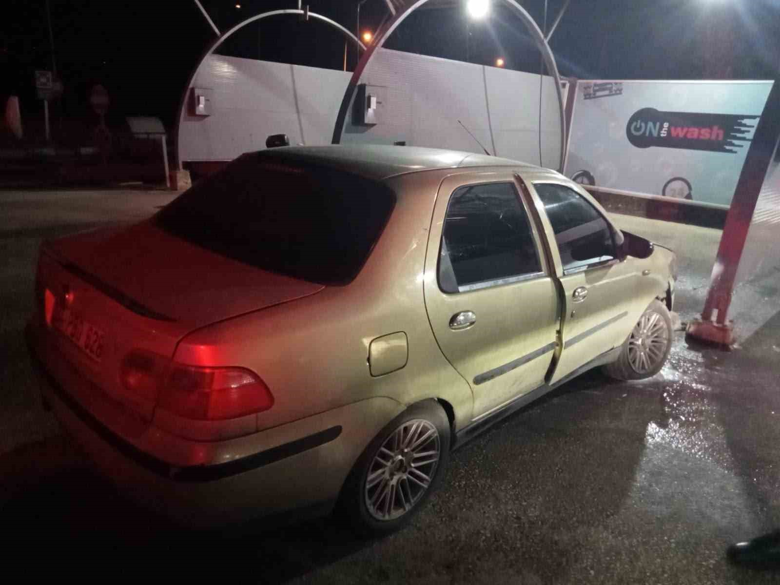 Bilecik&rsquo;te otomobil s&uuml;r&uuml;c&uuml;s&uuml; akaryakıt istasyonunun yıkama alanına &ccedil;arptı: 4 yaralı