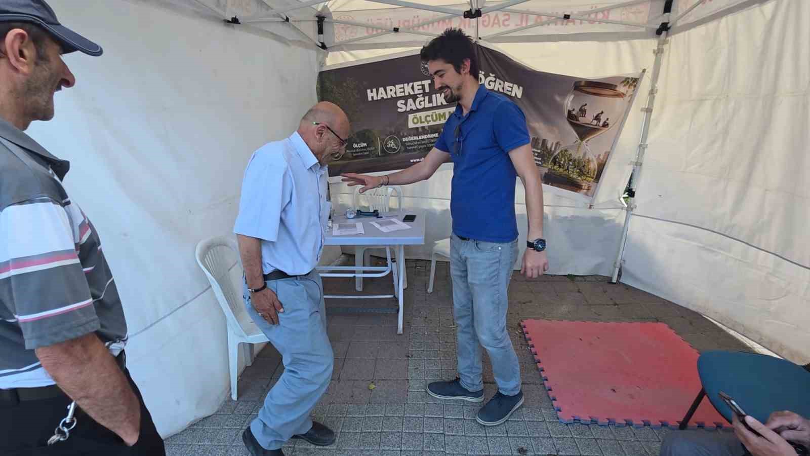 K&uuml;tahya&rsquo;da "Hareket yaşını &ouml;ğren, sağlıklı yaşa" kampanyası i&ccedil;in oluşturulan &ouml;l&ccedil;&uuml;m noktası ilgi g&ouml;r&uuml;yor