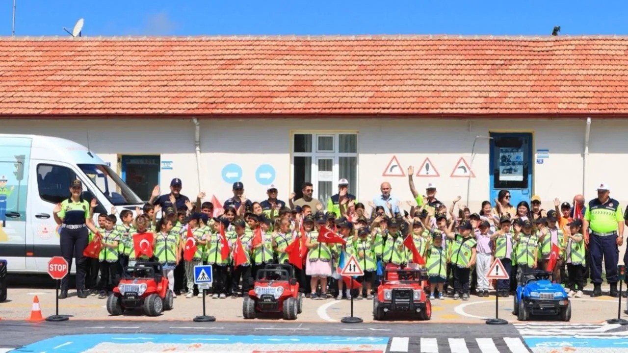 Sinop&rsquo;ta jandarmadan miniklere uygulamalı trafik eğitimi