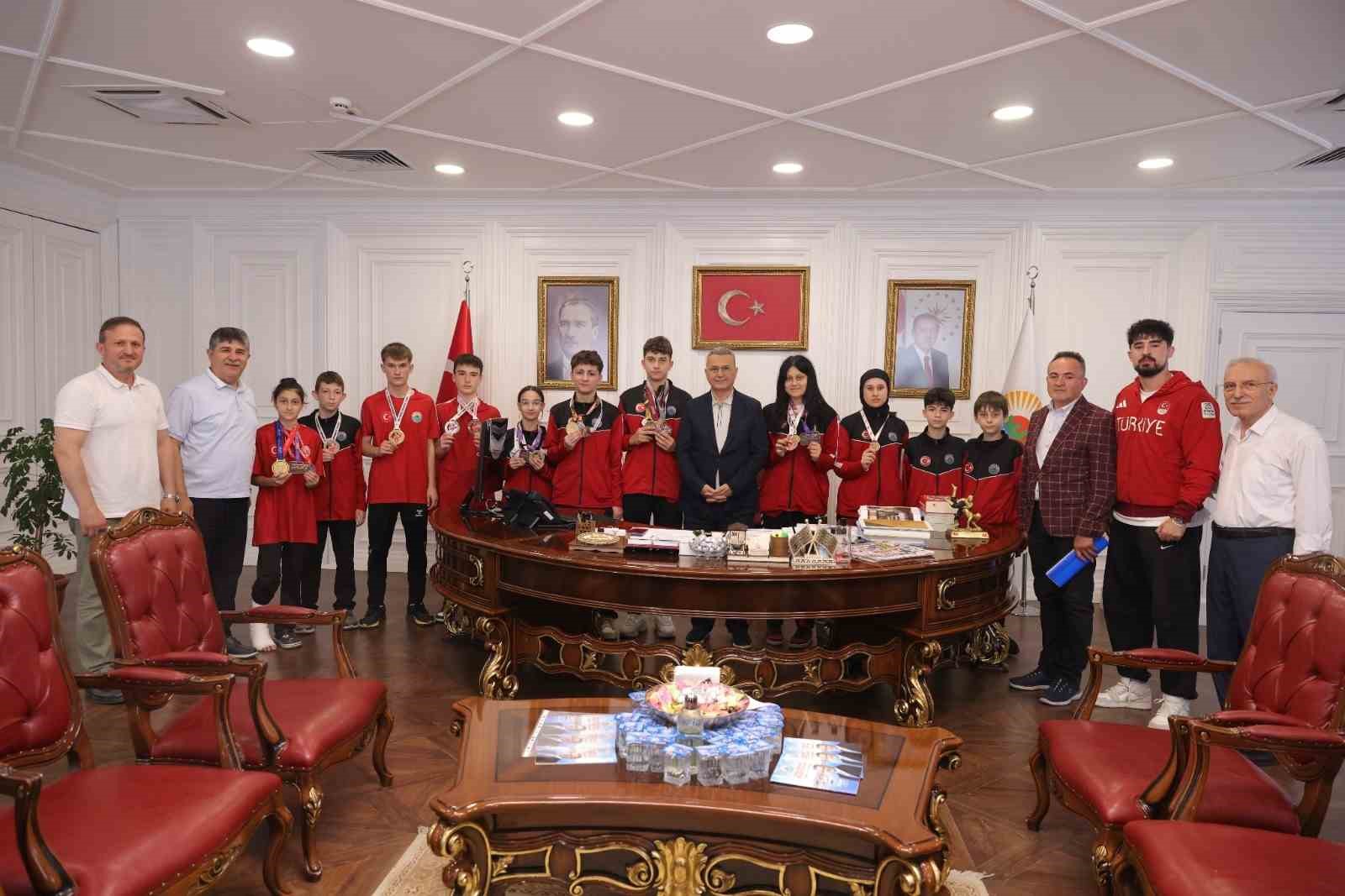 Başkan Kurnaz: "Avrupa &uuml;&ccedil;&uuml;nc&uuml;s&uuml; olan sporcumuz bizleri gururlandırdı"