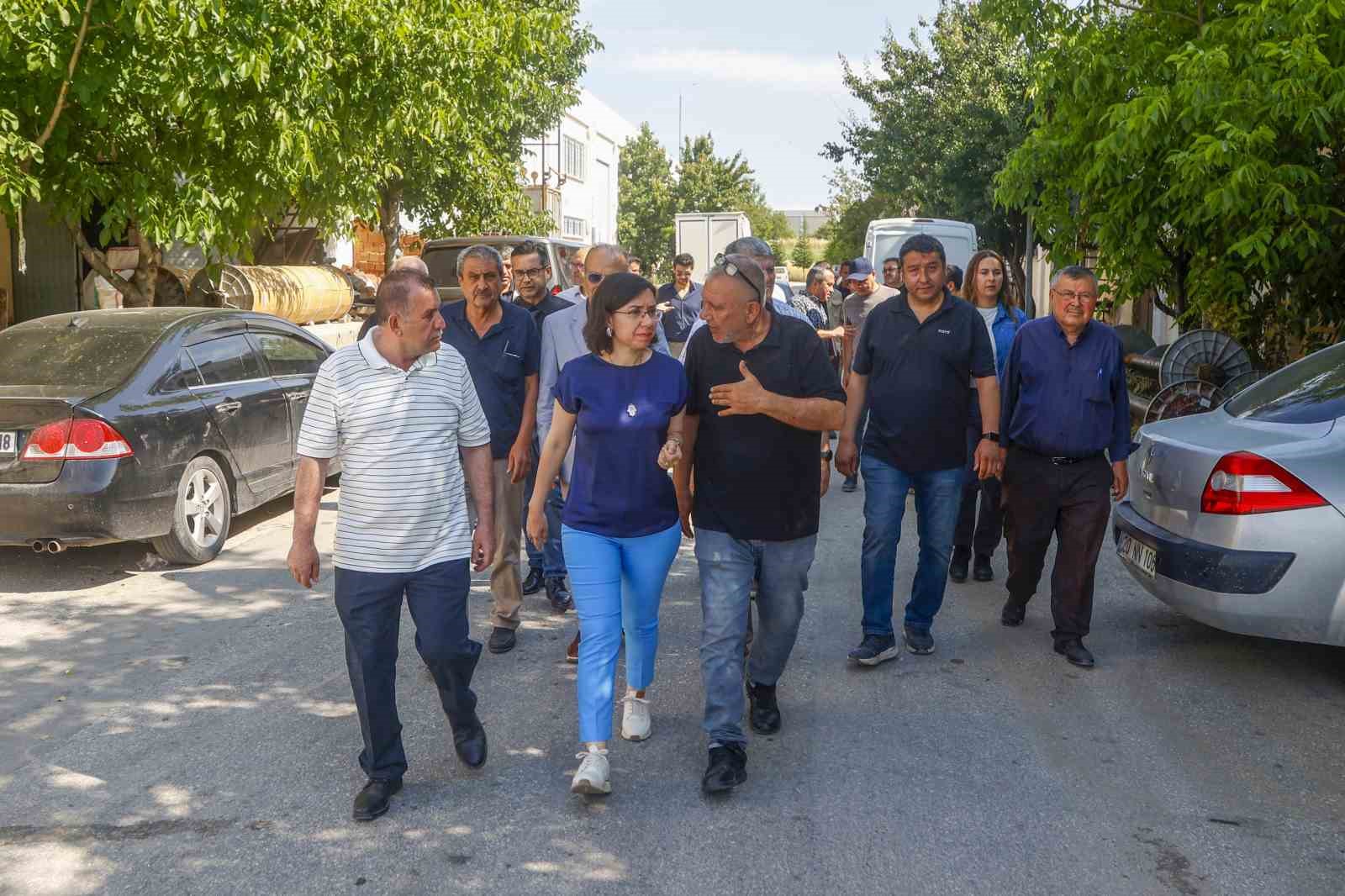 Başkan Vekili &Ouml;zkan Dokumacılar Sitesi esnafını ziyaret etti