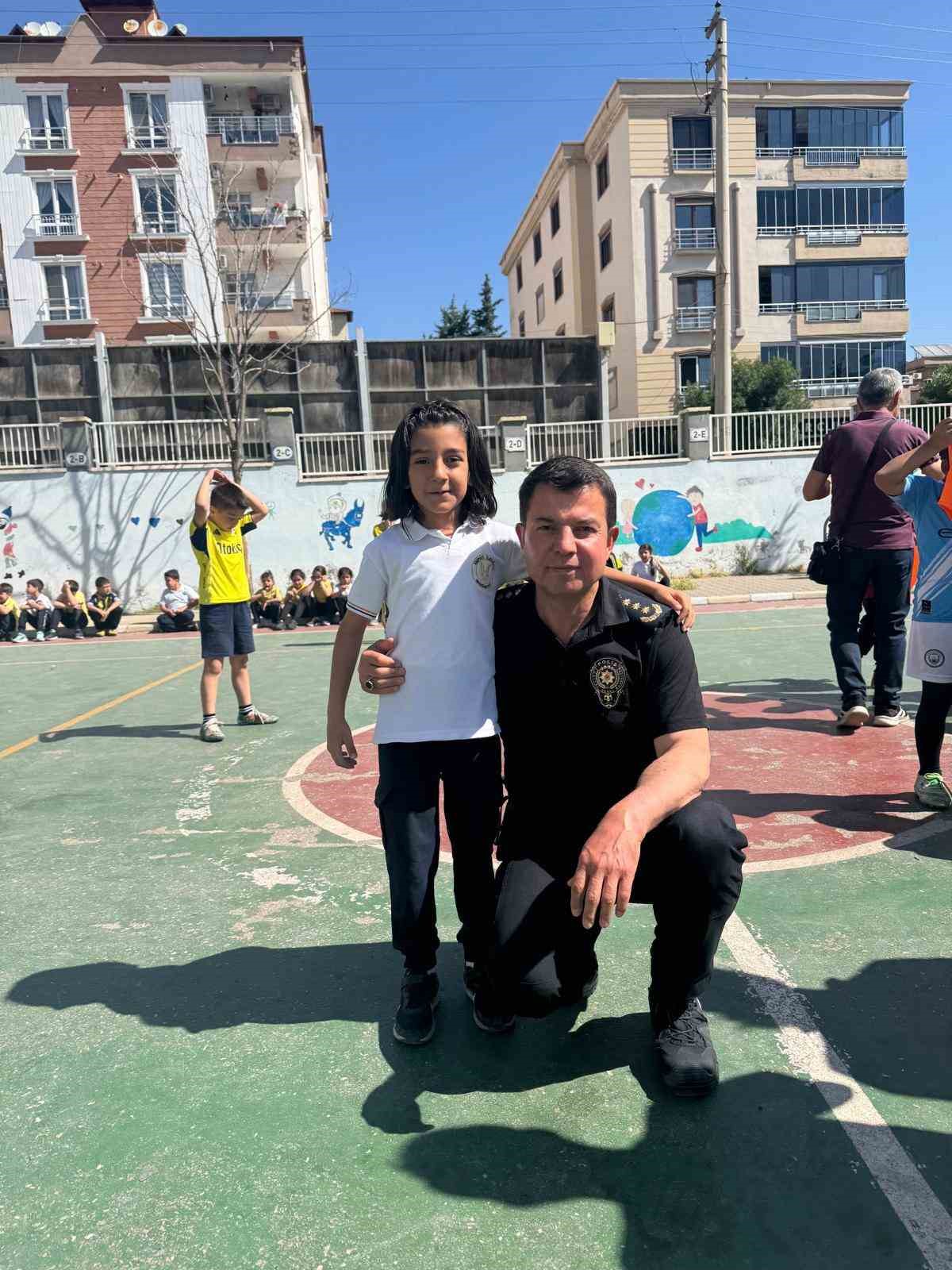 Emniyet M&uuml;d&uuml;r&uuml; &Ouml;zcan miniklerle futbol oynadı