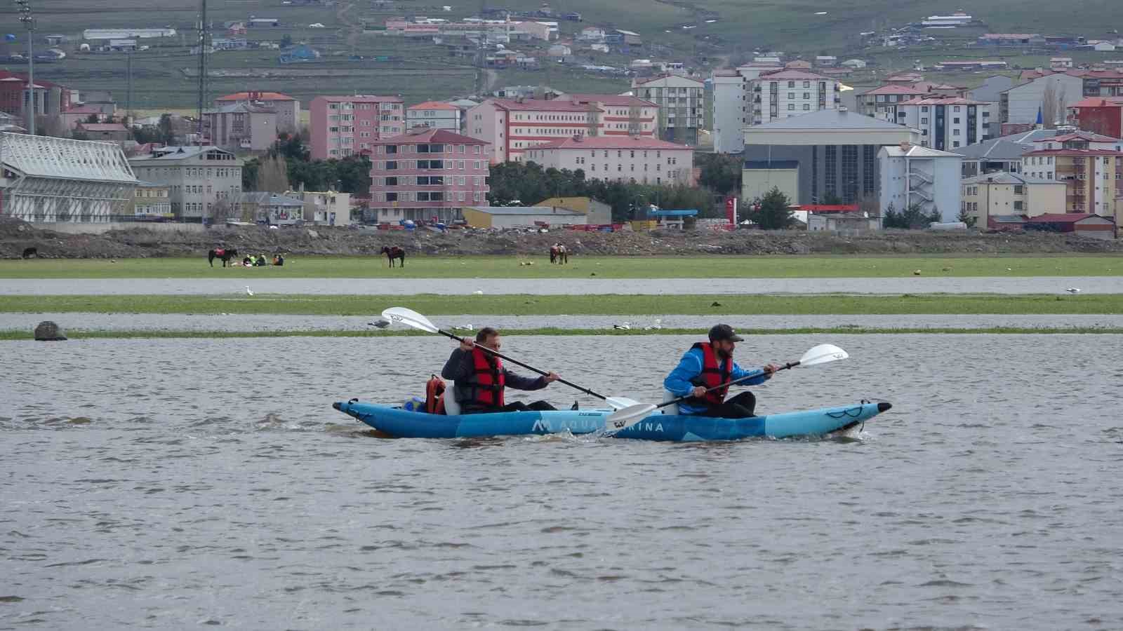 Kura Nehri&rsquo;nde kano heyecanı s&uuml;r&uuml;yor