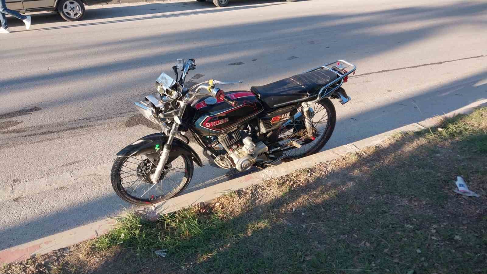 Direğe &ccedil;arpan motosikletin s&uuml;r&uuml;c&uuml;s&uuml; hayatını kaybetti