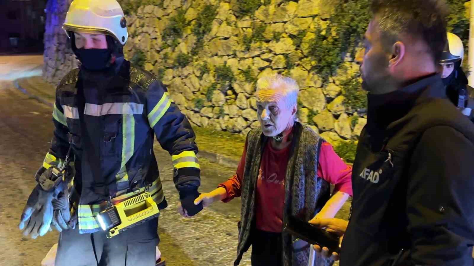 Mutfak tavanından sıva d&uuml;şt&uuml;: 5 kişilik aile tahliye adildi