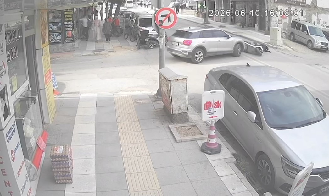 Kontrols&uuml;zce yola &ccedil;ıkan otomobil kazaya neden oldu