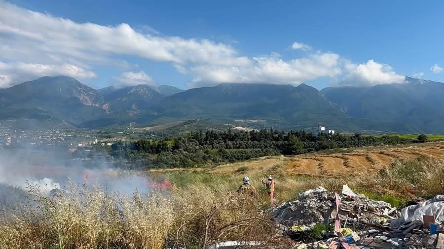 Hatay&rsquo;da bah&ccedil;e yangını itfaiye ekipleri tarafından s&ouml;nd&uuml;r&uuml;ld&uuml;