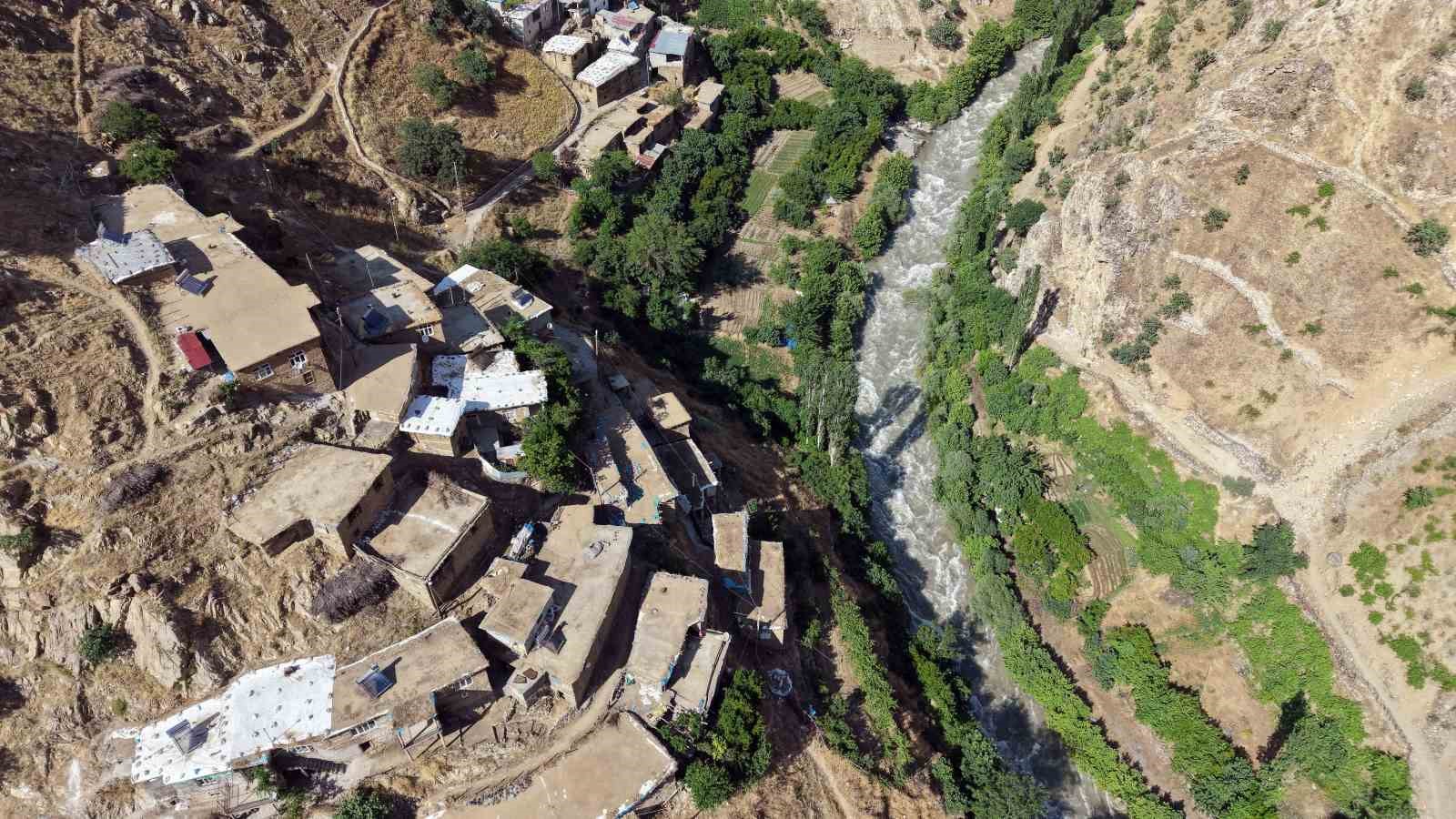 Hizan&rsquo;ın asırlık taş evleri ve Gayda Barajı hayran bırakıyor