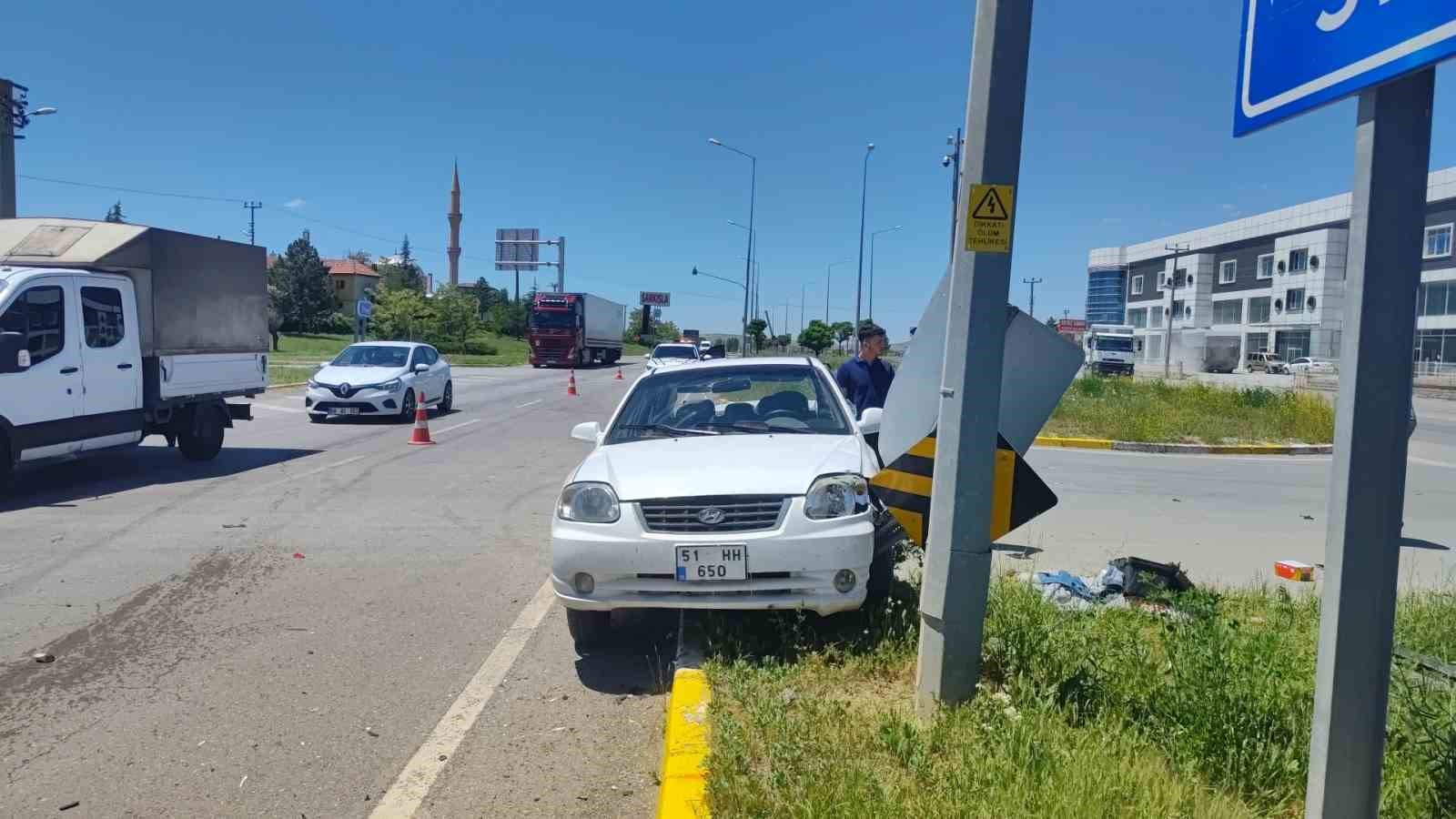 Sivas&rsquo;ta iki otomobil &ccedil;arpıştı: 2 yaralı