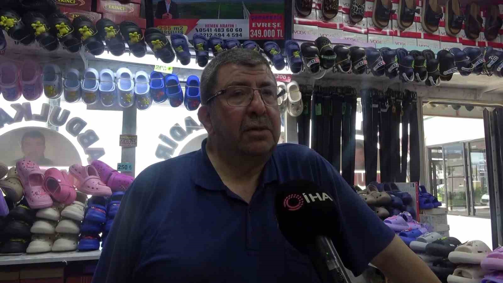 Depremde eşini kaybeden esnaf, m&uuml;şterileri kendisini tanısın diye vesikalık fotoğrafını iş yerinin &ouml;n&uuml;ne astı
