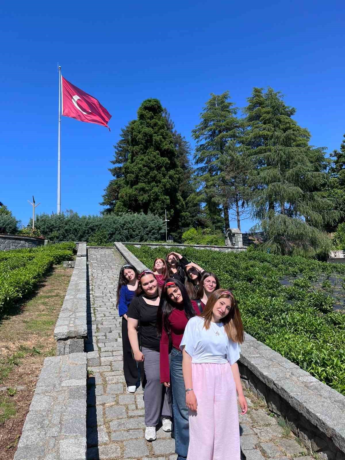 Posof Kaymakamlığı&rsquo;ndan &ouml;ğrencilere b&uuml;y&uuml;k moral: Rize gezisi d&uuml;zenlendi