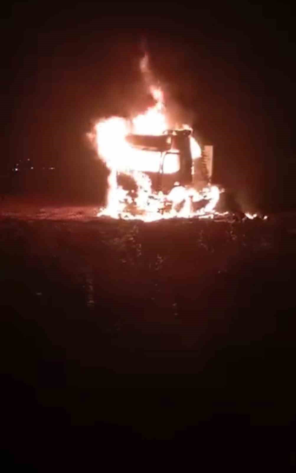 Şanlıurfa&rsquo;da seyir halindeki tırda yangın