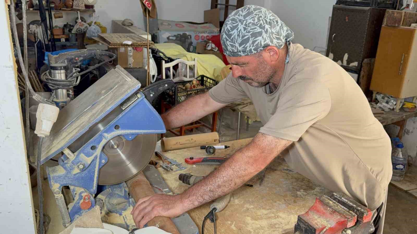 27 yıllık sağlık&ccedil;ı bambuyu sanat eserlerine d&ouml;n&uuml;şt&uuml;r&uuml;yor