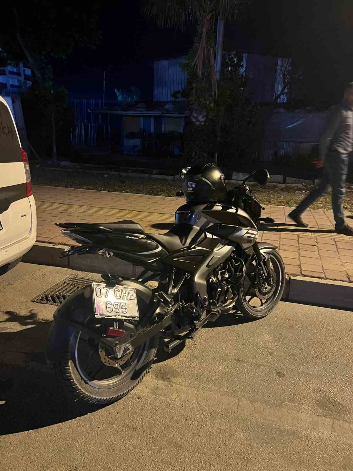 Motosiklete &ccedil;arpıp ka&ccedil;an s&uuml;r&uuml;c&uuml;ye 46 bin TL ceza
