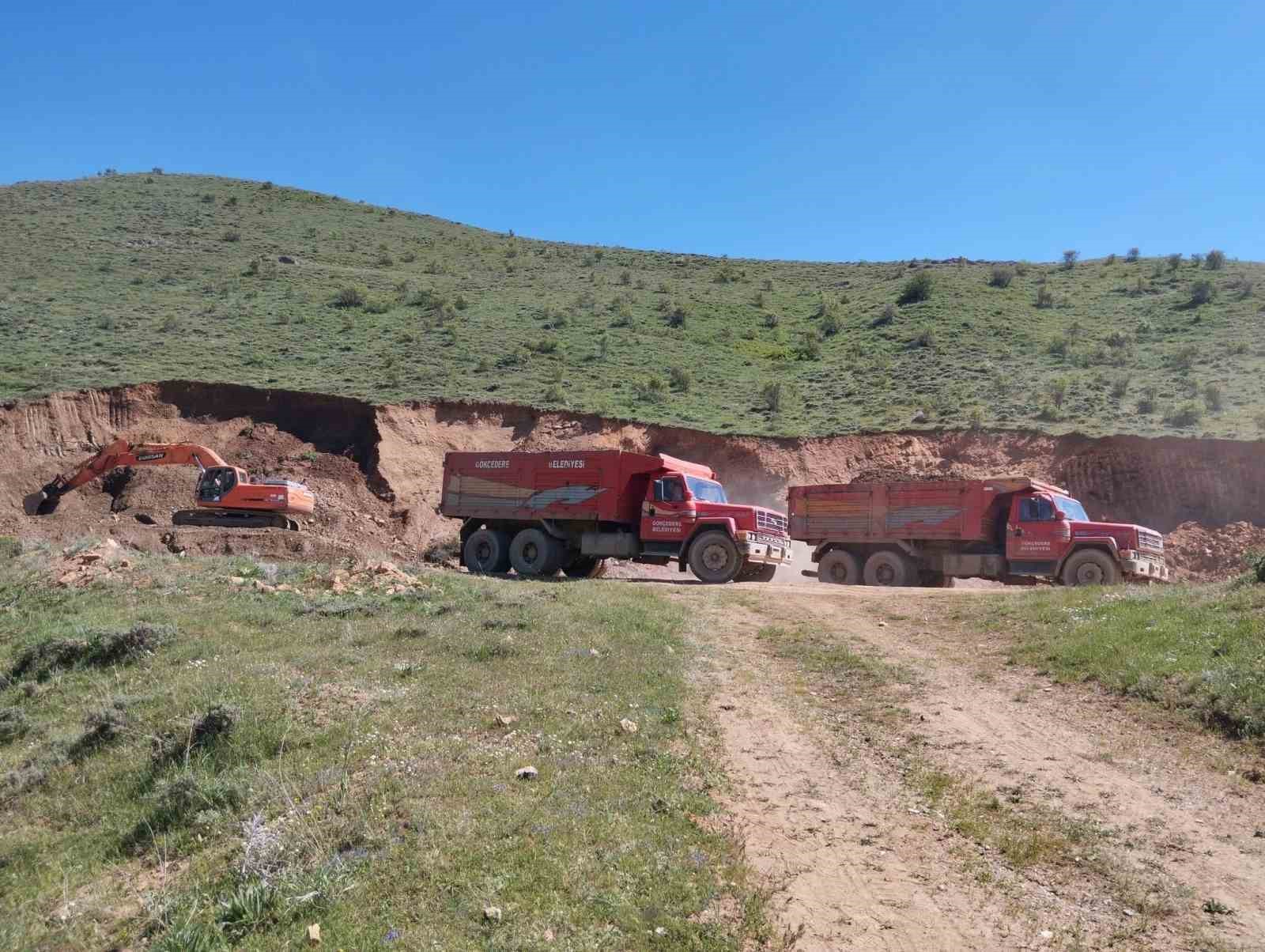 G&ouml;k&ccedil;edere&rsquo;de bozulan dağ ve arazi yollarında &ccedil;alışma başlatıldı
