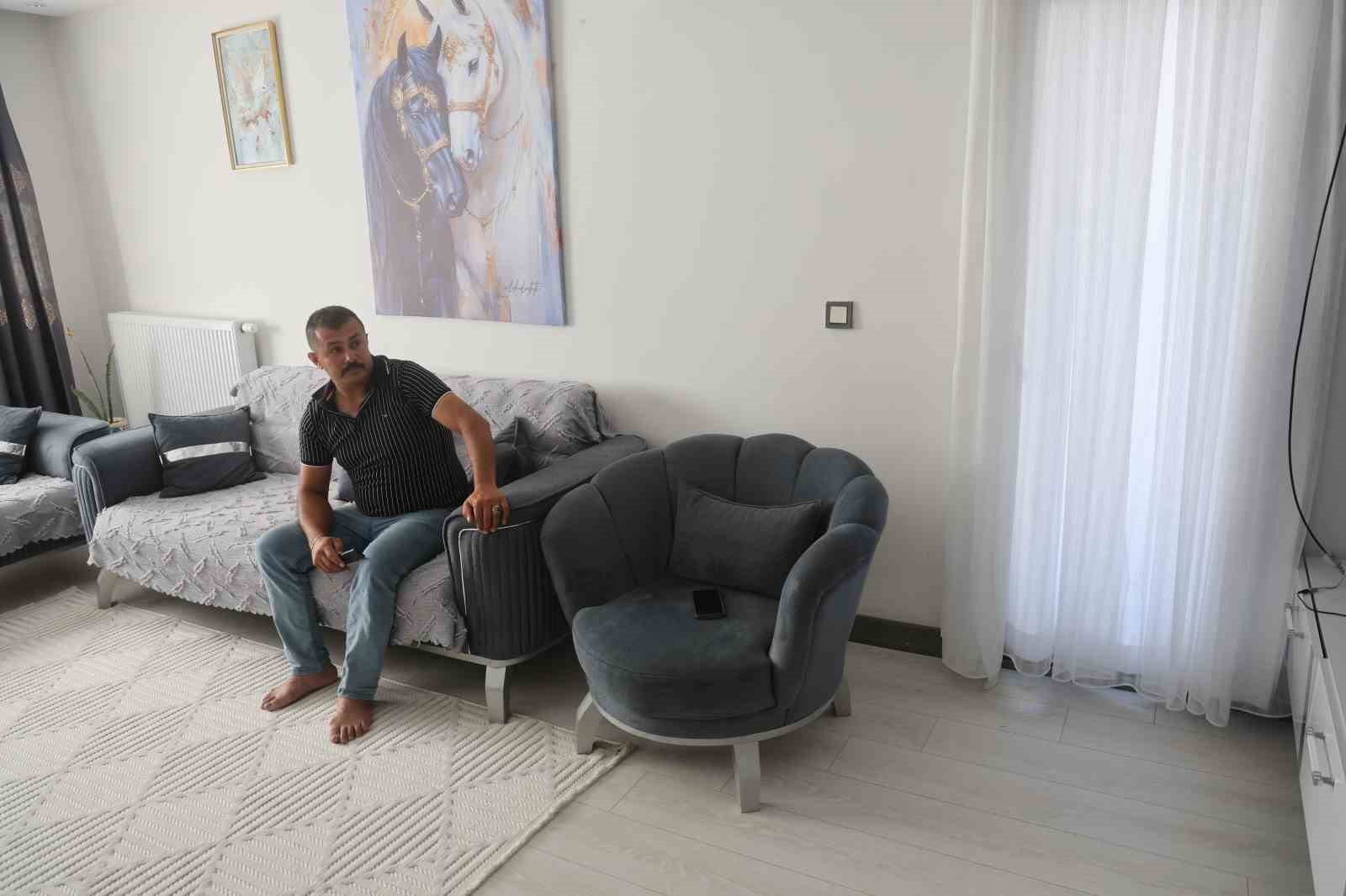 Depremde yaşadığı isim karışıklığıyla sistemde &ouml;l&uuml; olarak g&ouml;z&uuml;ken adam: "Trafik cezasına gelince yaşıyorum ama bazı şeylere gelince &ouml;l&uuml;yorum"