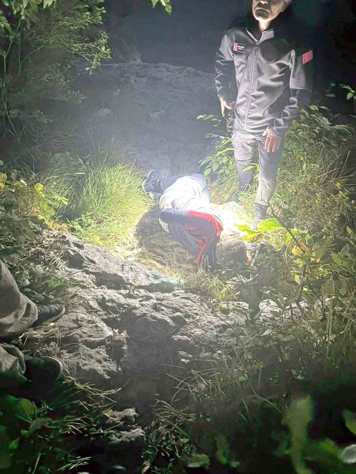 Kayalıklardan d&uuml;şen amat&ouml;r balık&ccedil;ıyı AFAD ve itfaiye ekipleri kurtardı