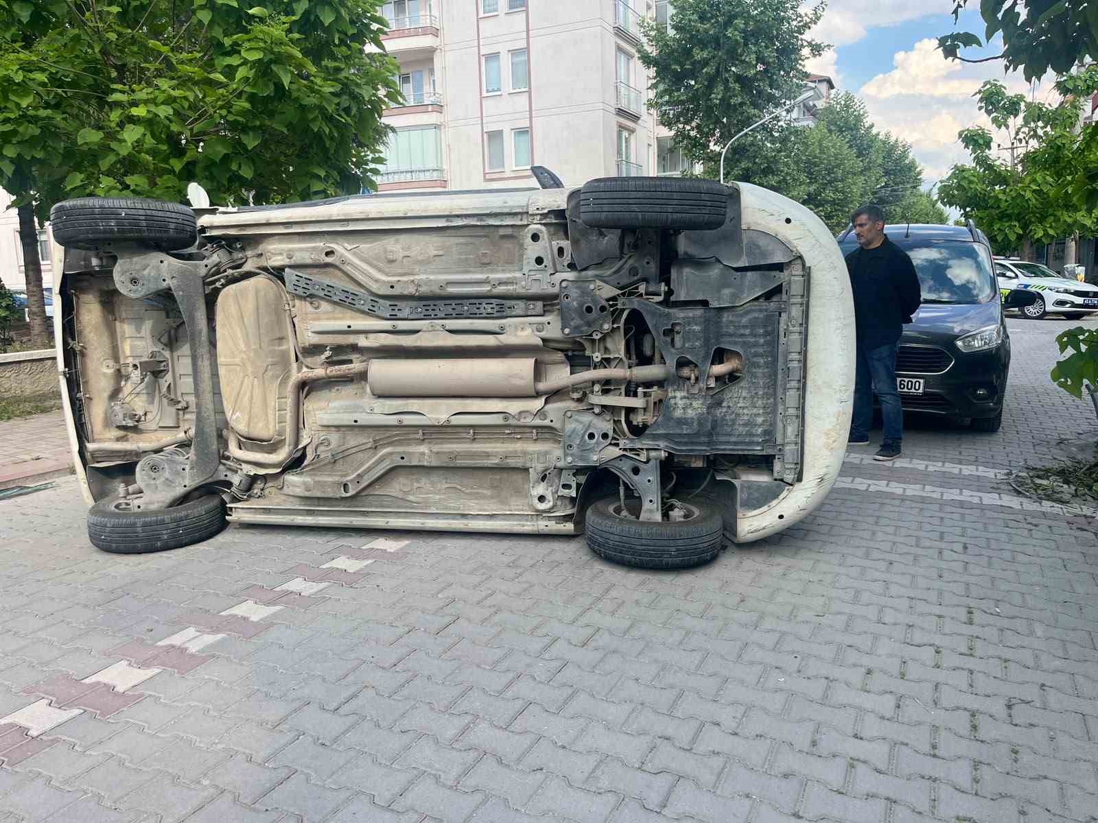 Tavşanlı&rsquo;da otomobil yan yattı: 2 yaralı