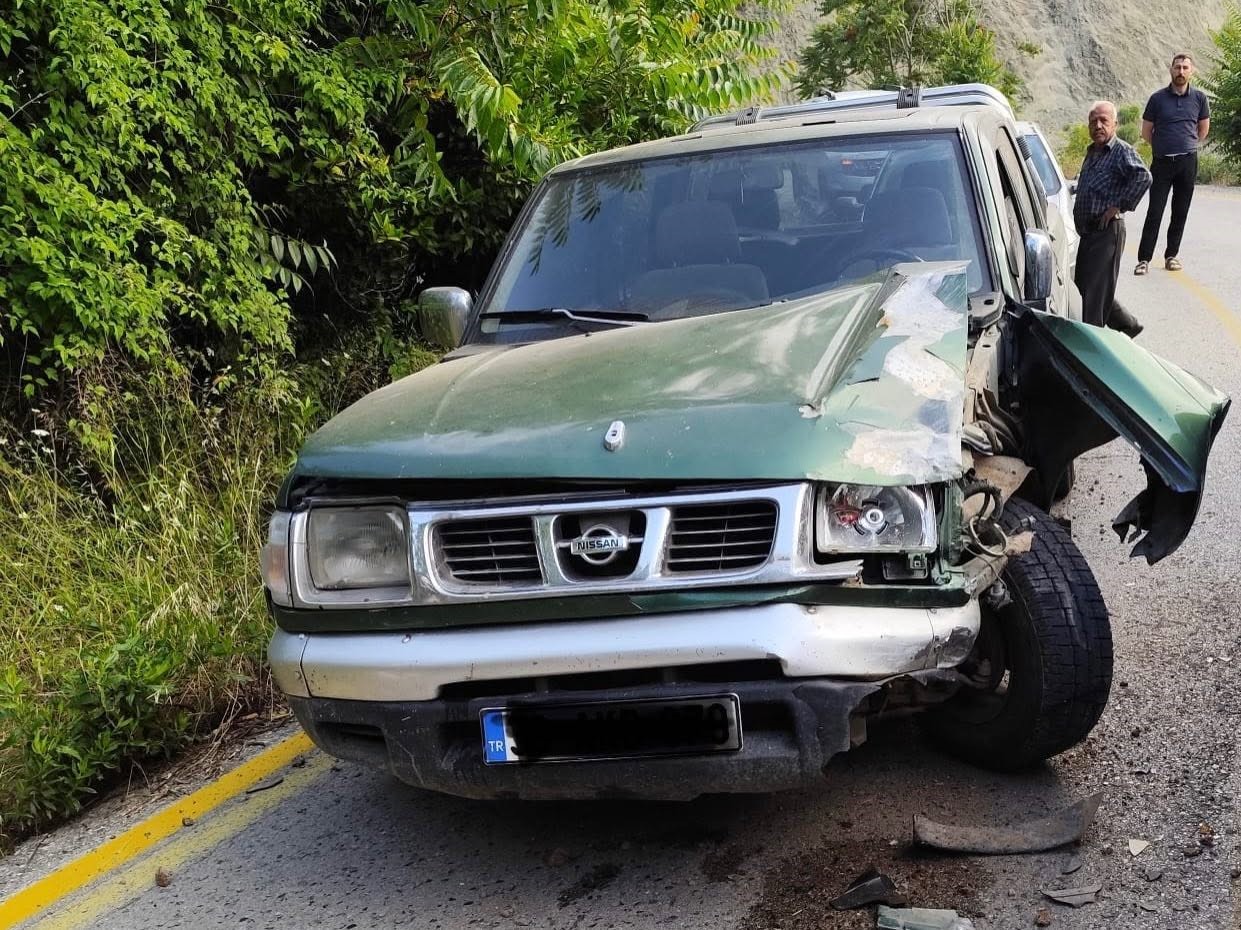 Belen&rsquo;de pikapla &ccedil;arpışan motosikletin s&uuml;r&uuml;c&uuml;s&uuml; şarampole yuvarlandı