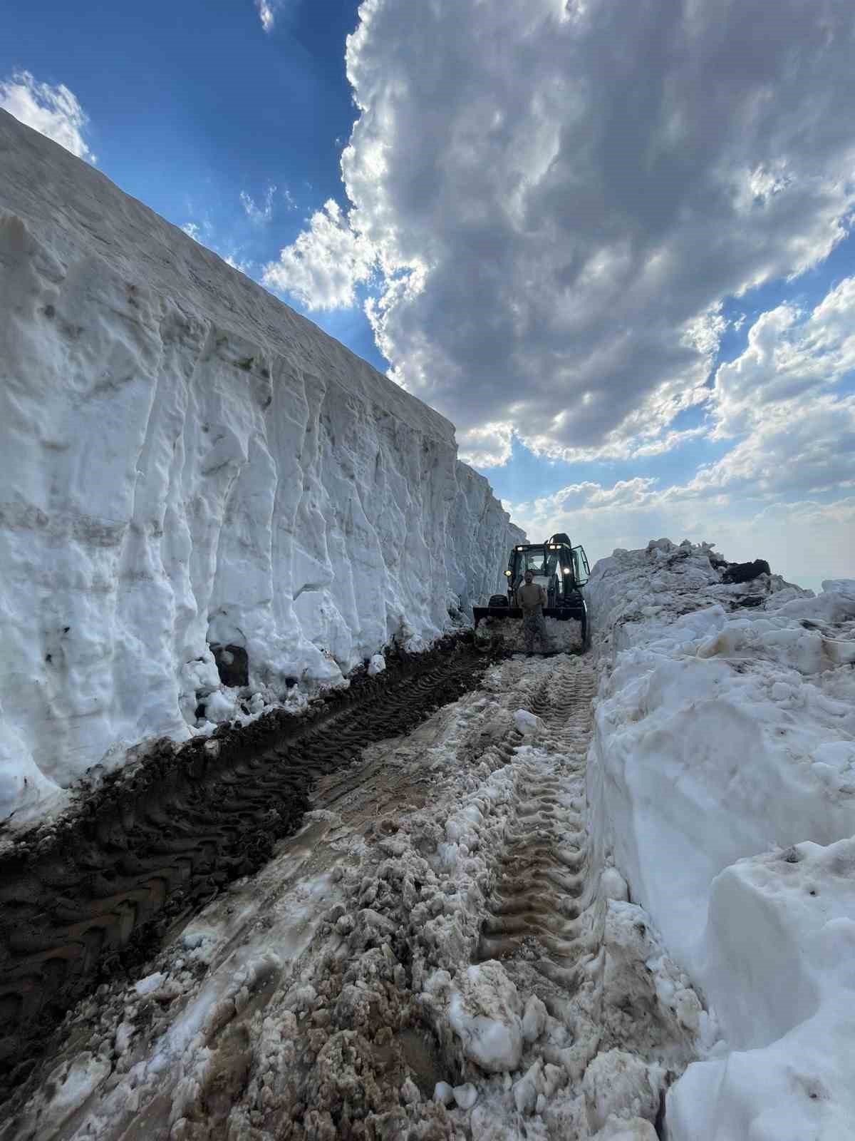 Karlı yollar g&ouml;&ccedil;erler i&ccedil;in a&ccedil;ılıyor