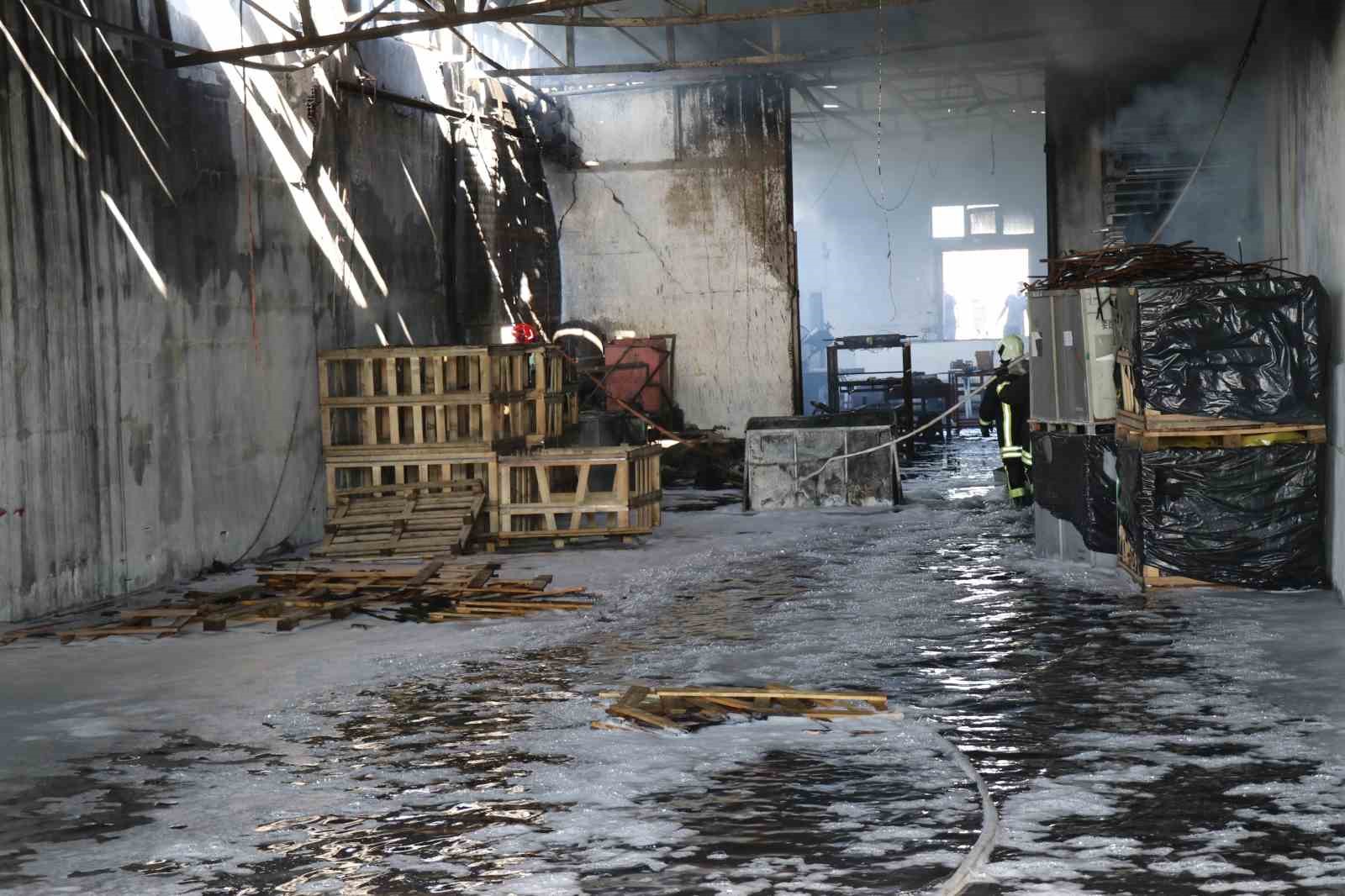Kau&ccedil;uk fabrikasındaki yangın 3 saatlik &ccedil;alışmayla kontrol altına alındı