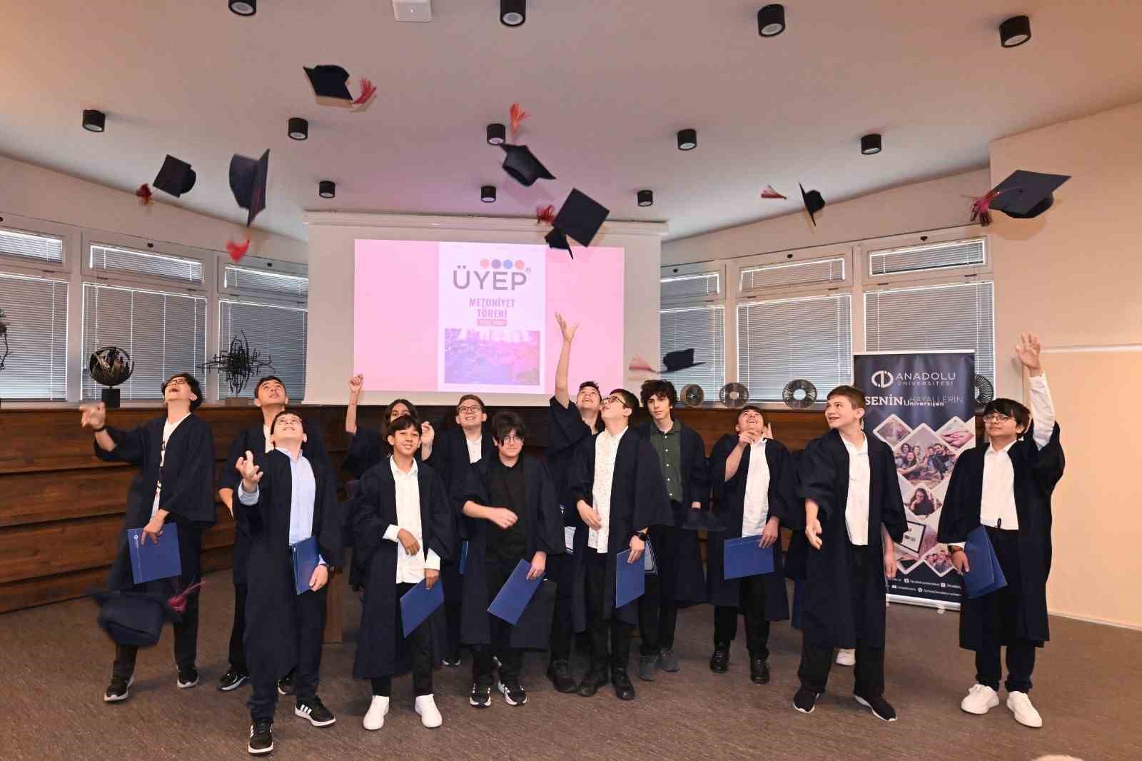 &Uuml;YEP mezunlarını t&ouml;renle uğurladı
