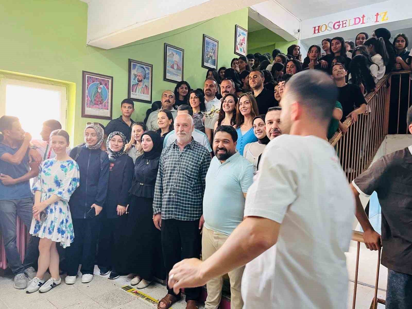 20 yıldır g&ouml;rev yaptığı okuldan alkışlar eşliğinde h&uuml;z&uuml;nle ayrıldı