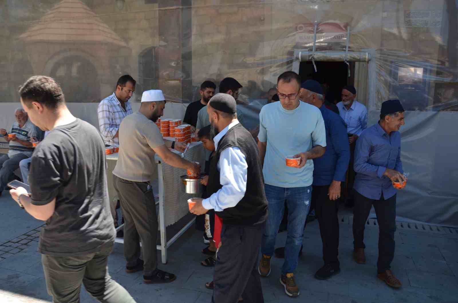 Tercan&rsquo;da Muharrem ayı dolayısıyla cemaate aşure ikram edildi