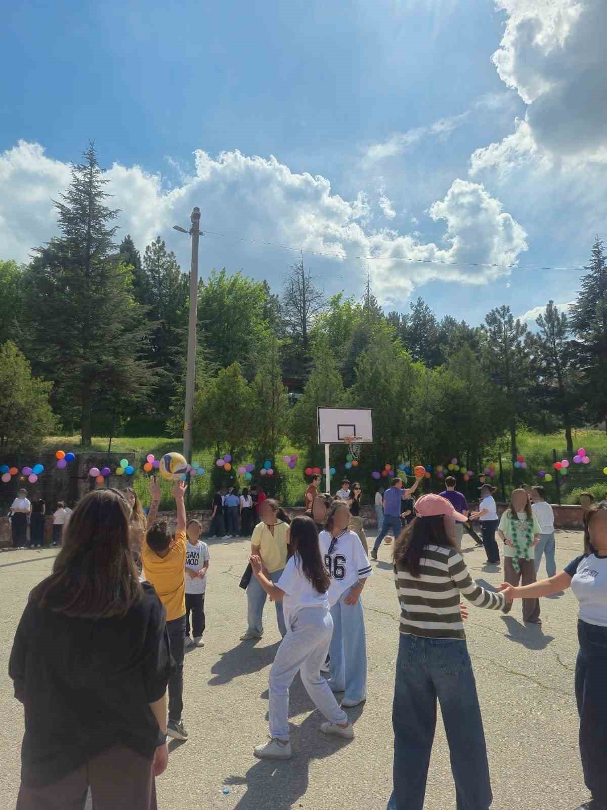 Neşeli Hayatlar Derneği, 19 Mayıs&rsquo;ta &ccedil;ocukların y&uuml;z&uuml;n&uuml; g&uuml;ld&uuml;rd&uuml;