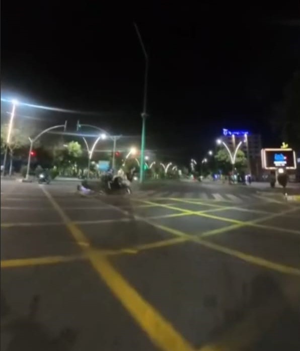 Batman&rsquo;da 2 kişinin yaralandığı kaza anı g&uuml;venlik kameralarına yansıdı