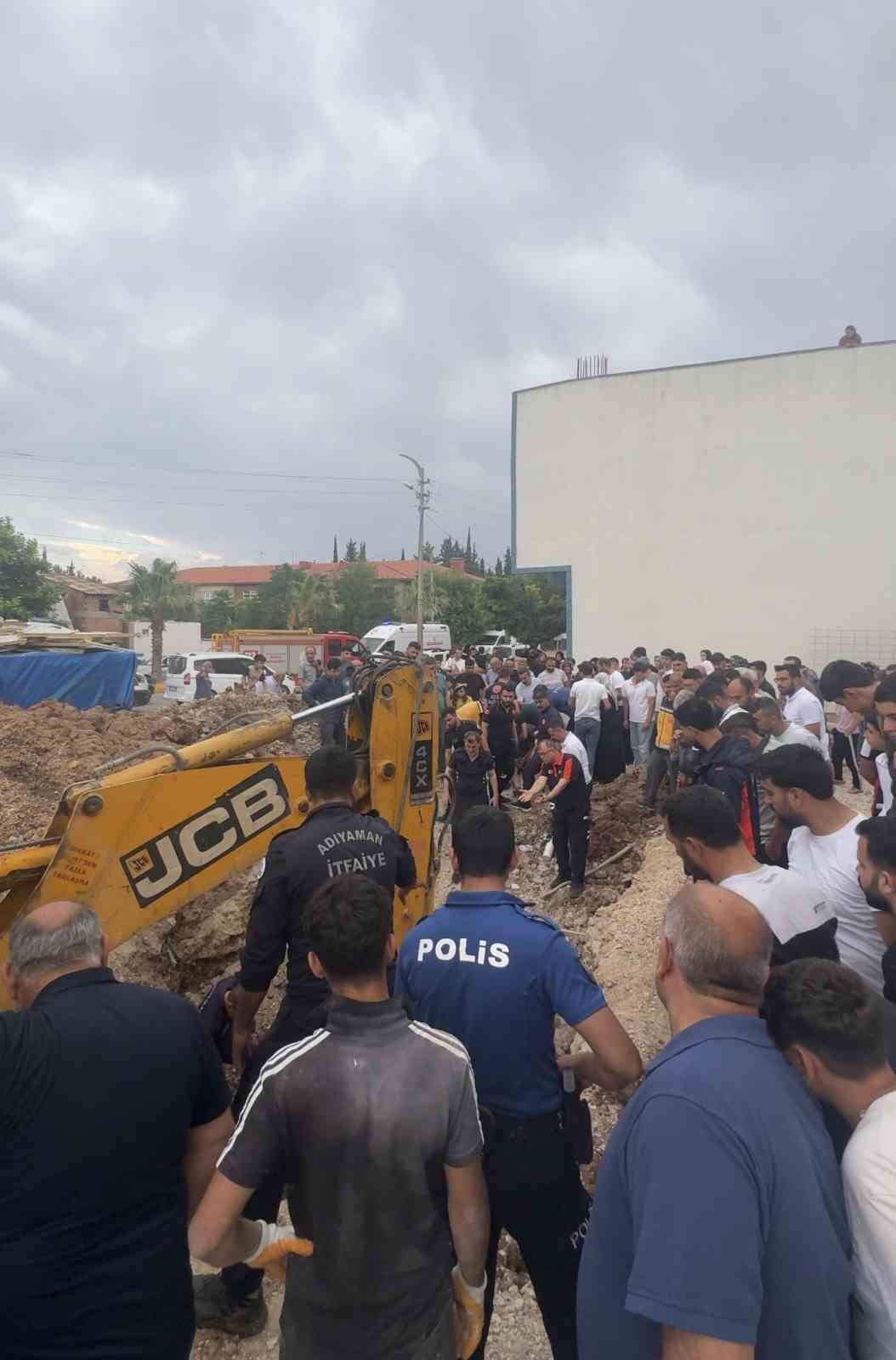 Baba ve oğlu g&ouml;&ccedil;&uuml;k altında kaldı: 2 yaralı