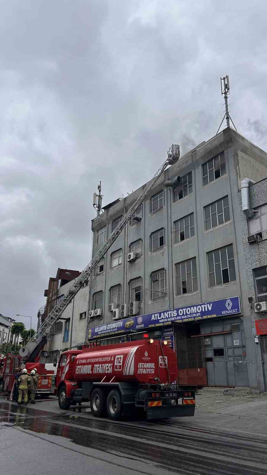 Bayrampaşa&rsquo;da plastik eşya &uuml;retim at&ouml;lyesinde yangın paniği