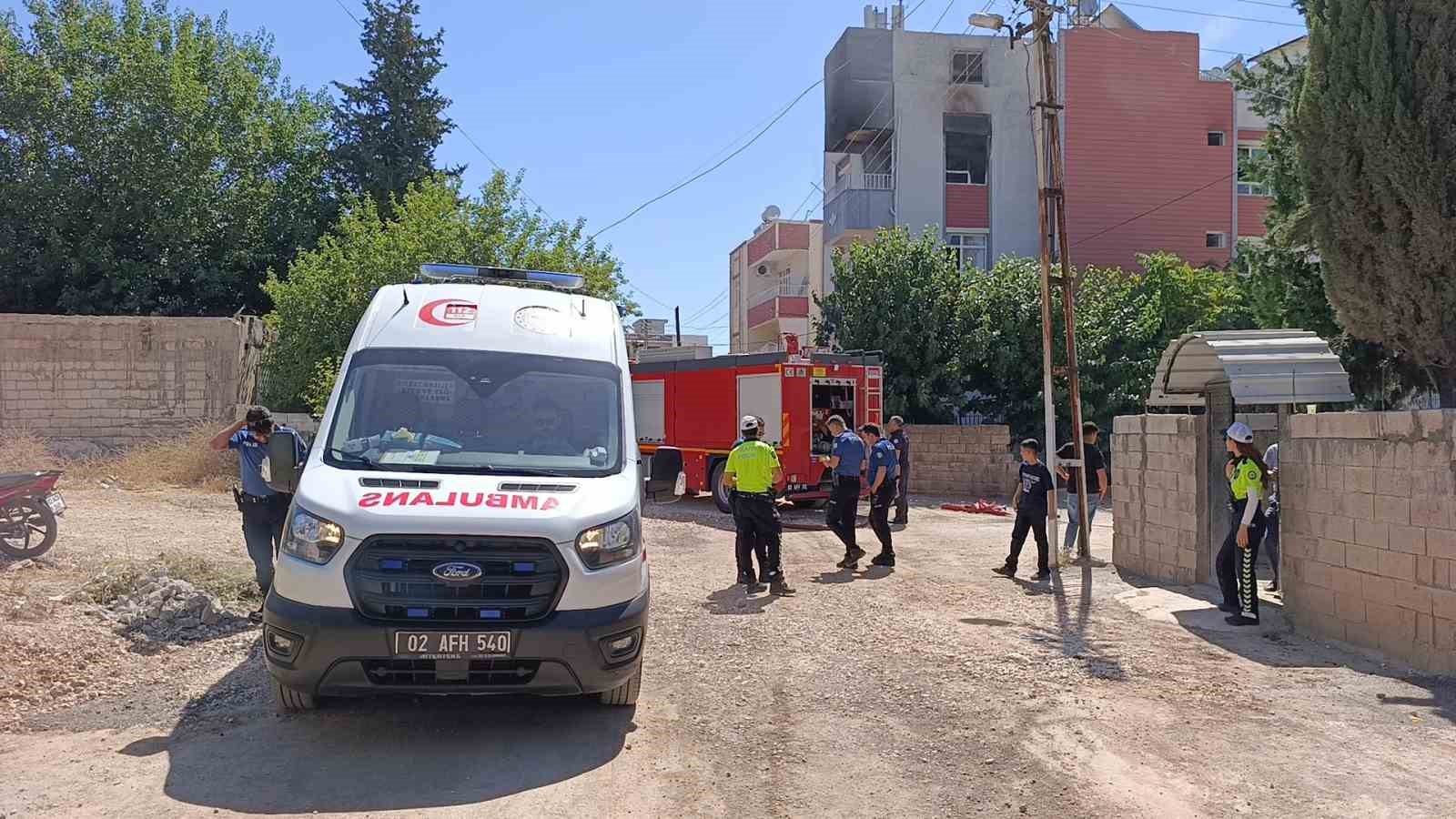 Adıyaman&rsquo;da ev yangınında 1 kişi dumandan etkilendi