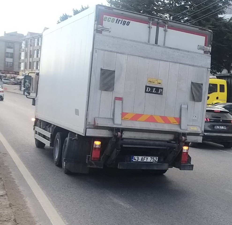 Markete giren s&uuml;r&uuml;c&uuml; el frenini &ccedil;ekmedi, faciadan d&ouml;n&uuml;ld&uuml;