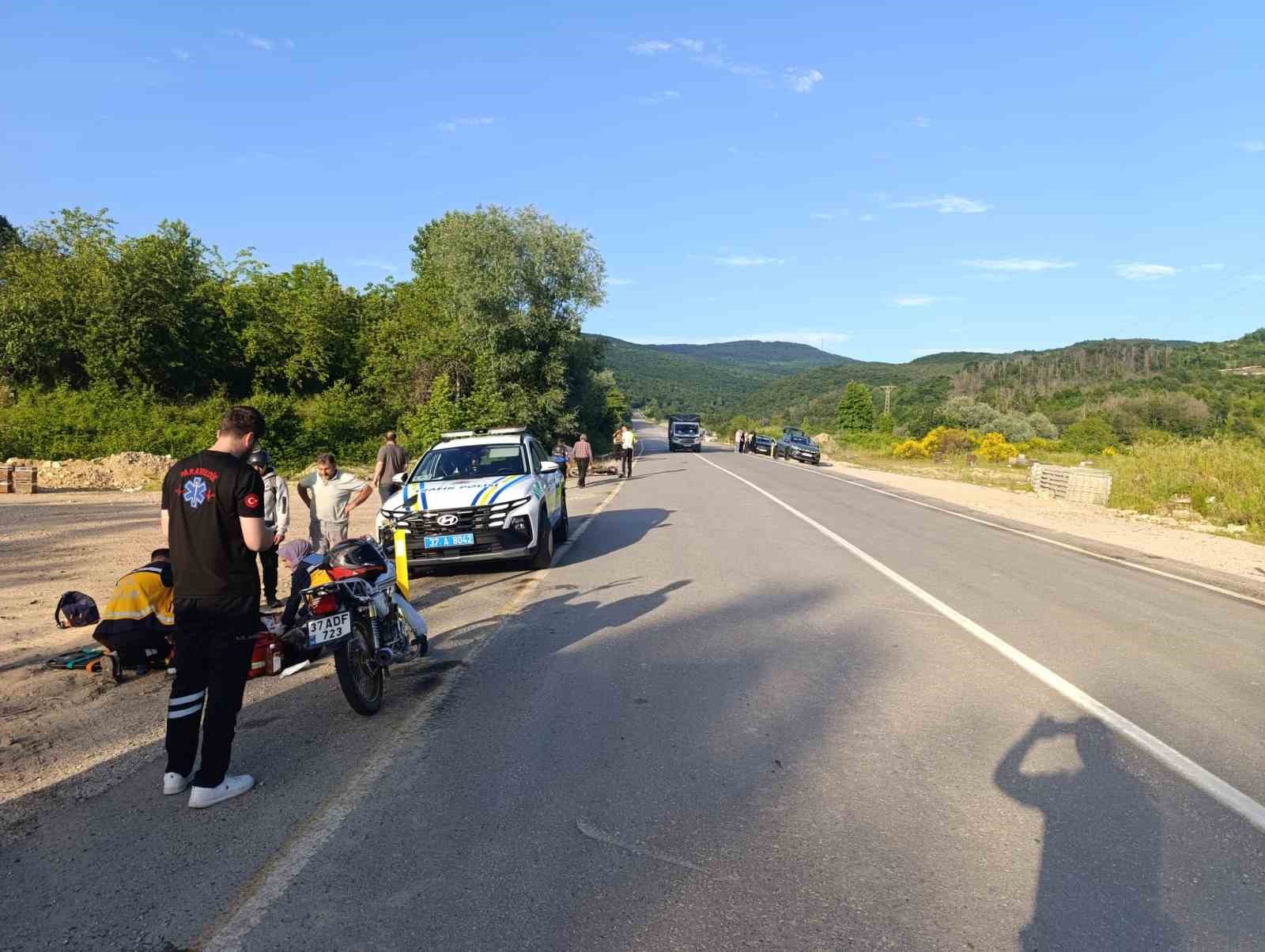 Kastamonu&rsquo;da &ccedil;arpışan iki motosikletin s&uuml;r&uuml;c&uuml;s&uuml; yaralandı