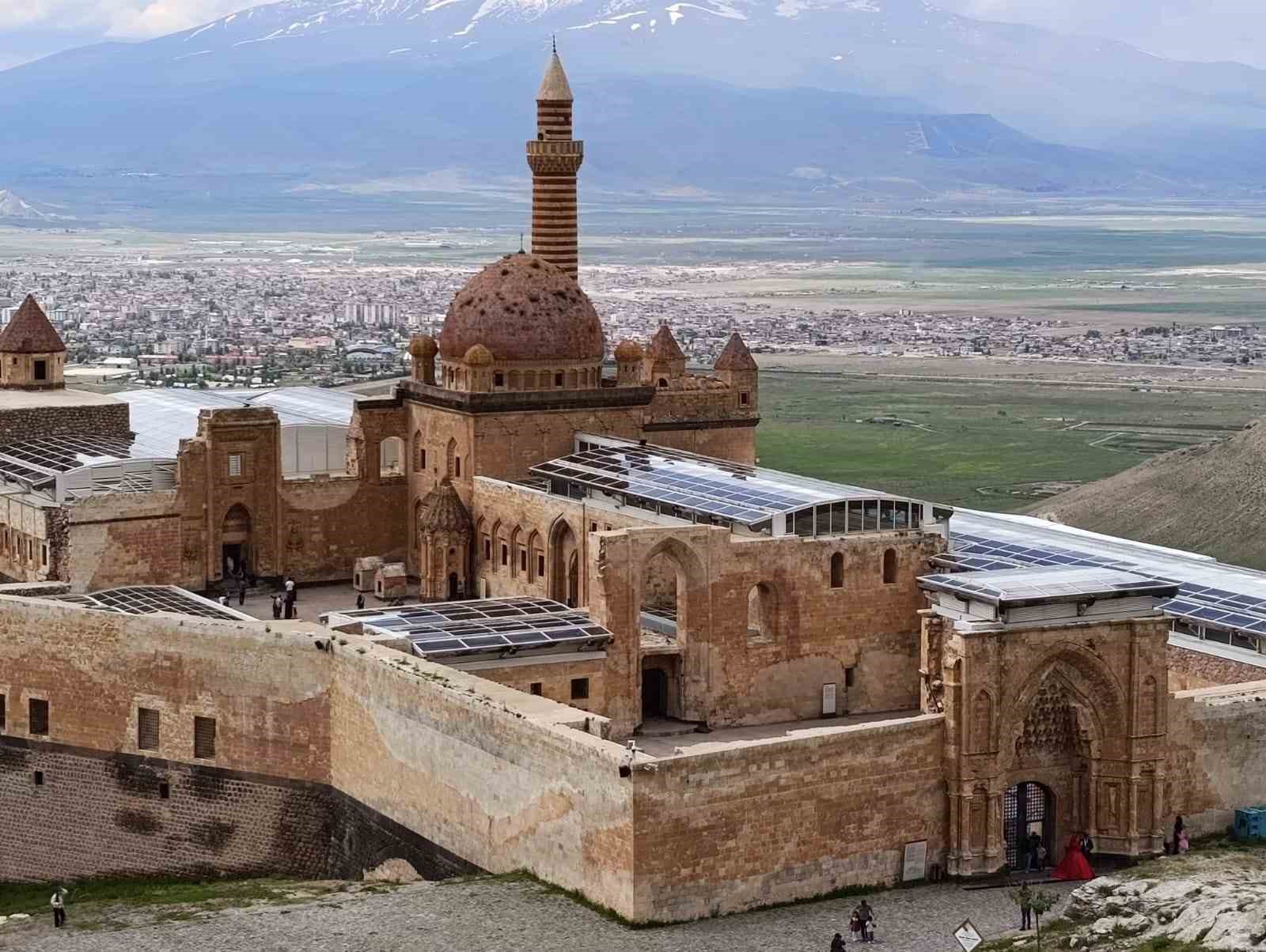 İshakpaşa Sarayı&rsquo;nın kubbesindeki otlar ziyaret&ccedil;ilerin dikkatini &ccedil;ekti