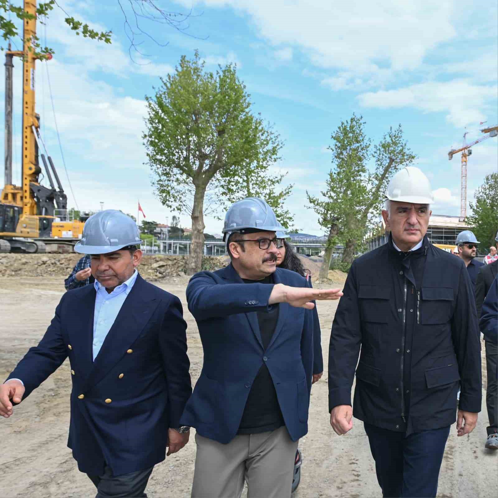 Bakan Ersoy: "Haydarpaşa, yıllar sonra yeniden tarihi sil&uuml;etteki yerini almaya başladı"