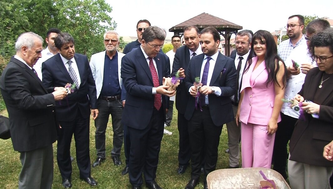Eski Adalet Bakanı Yılmaz Tun&ccedil;: "T&uuml;rkiye, uluslararası alanda iklim konusunda &ouml;nc&uuml;l&uuml;k yapan bir &uuml;lke"