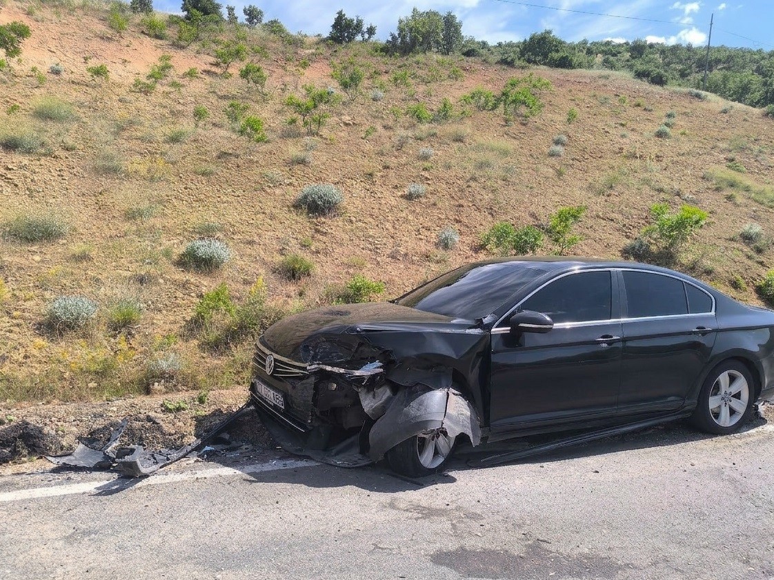 Gerc&uuml;ş&rsquo;te otomobiller kafa kafaya &ccedil;arpıştı: 1 yaralı