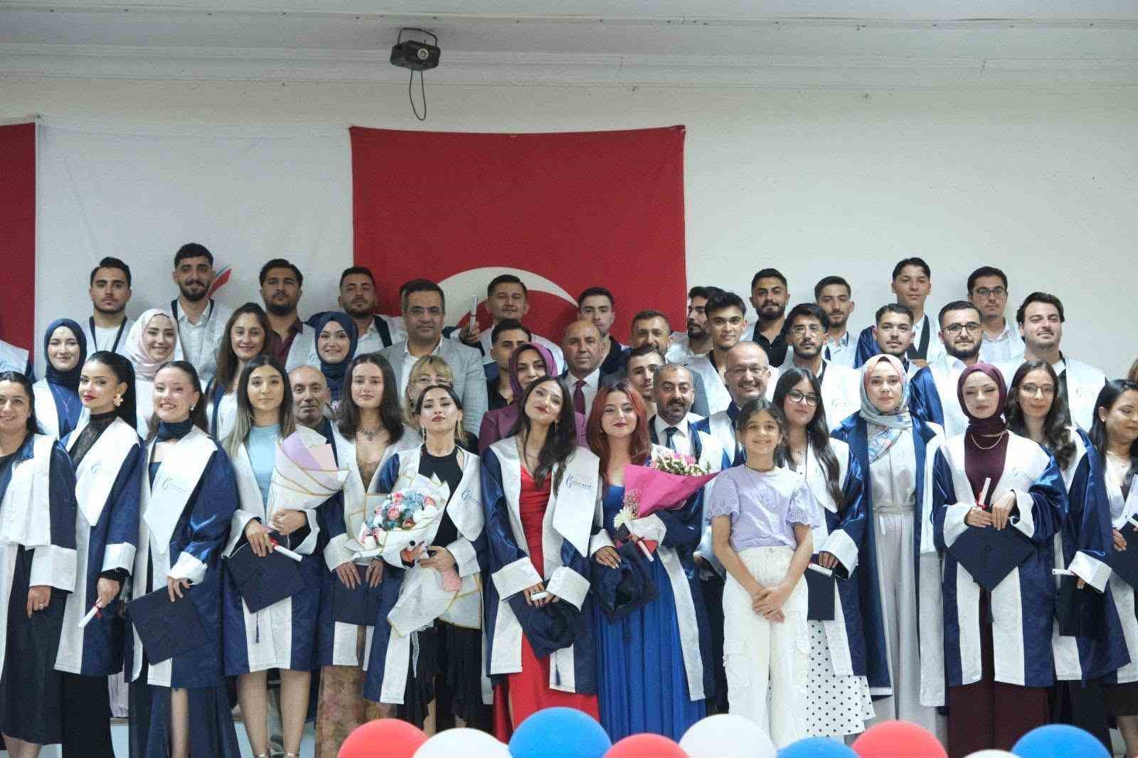 Sarıg&ouml;l MYO&rsquo;da mezuniyet sevinci