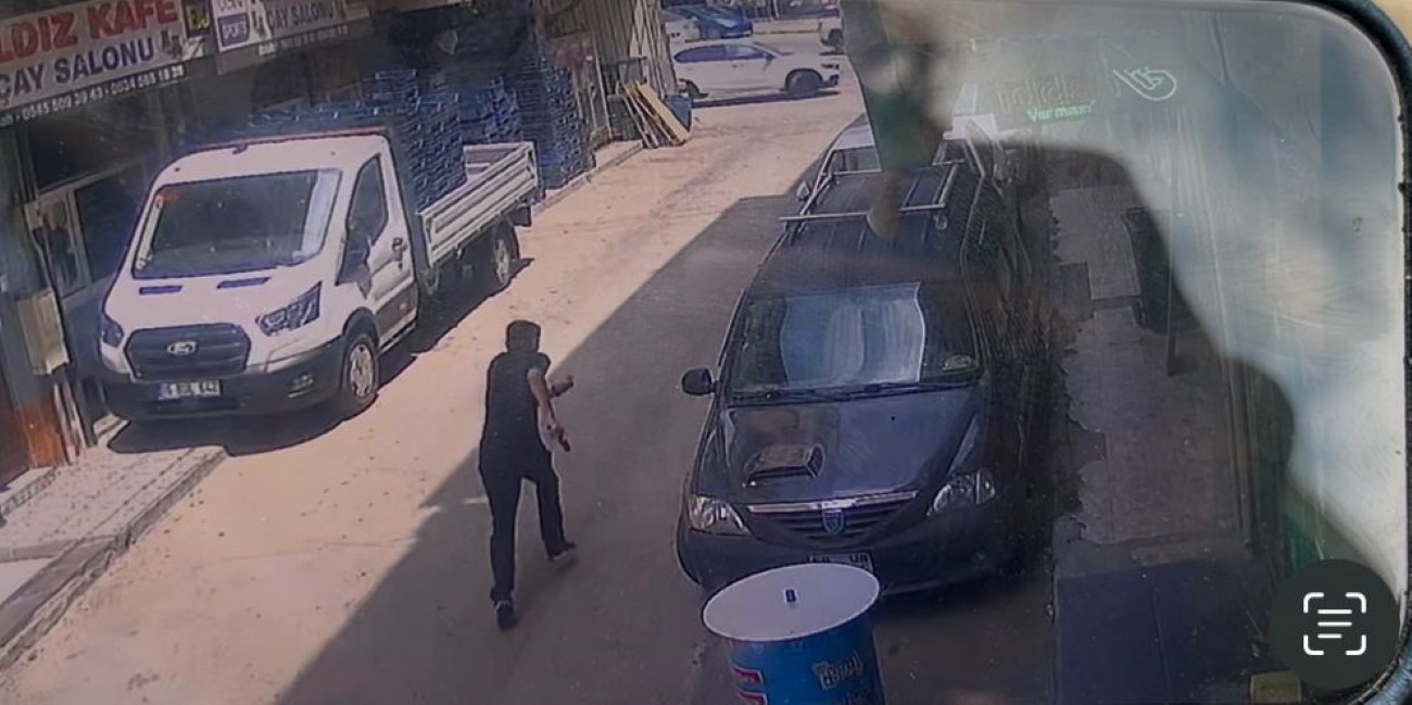 Yan bakma yüzünden silahla böyle vurdu...Olay anı hem vatandaş hem güvenlik kamerasına yansıdı
