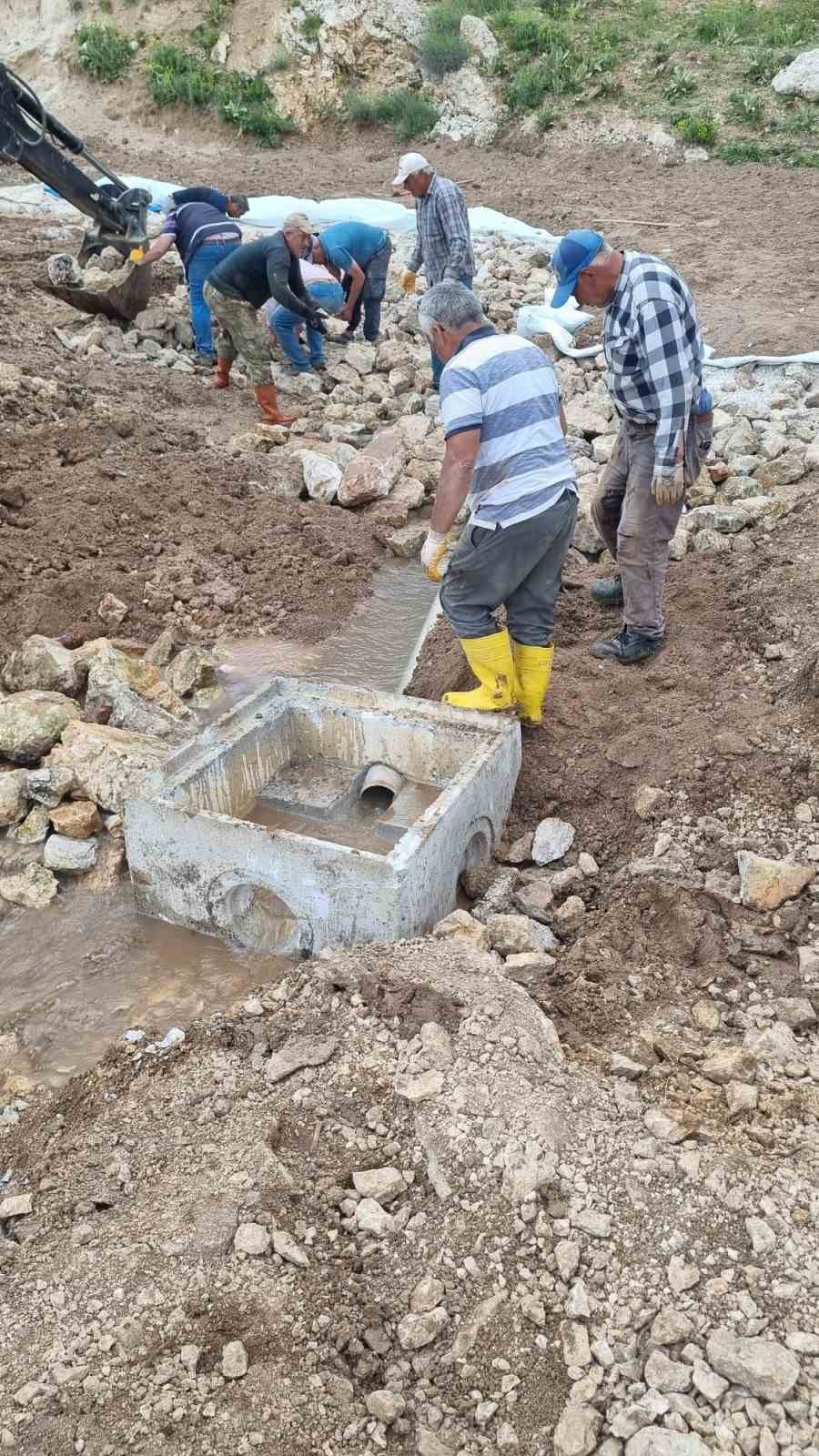 İmece usul&uuml;yle k&ouml;ylerinin i&ccedil;me suyu hattını yenilediler