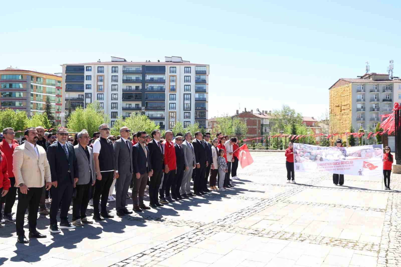 Elazığ&rsquo;da 19 Mayıs kutlamaları &ccedil;elenk sunma ile başladı