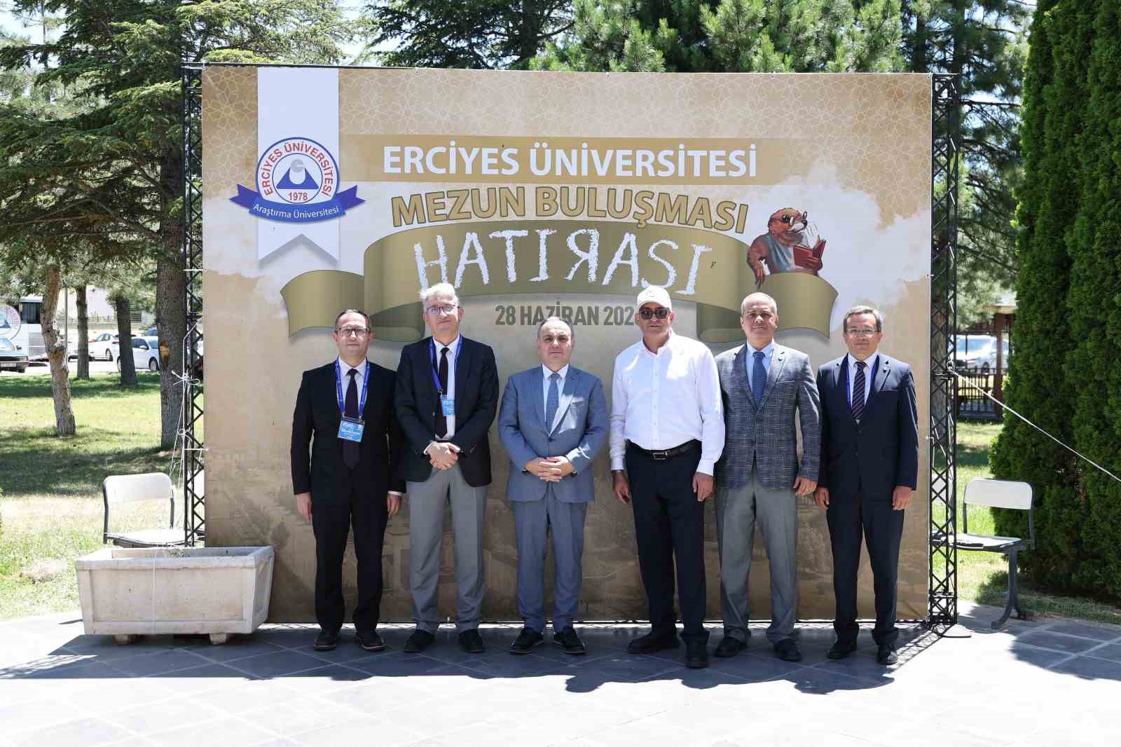 ER&Uuml; mezunları yeniden kamp&uuml;ste bir araya geldi