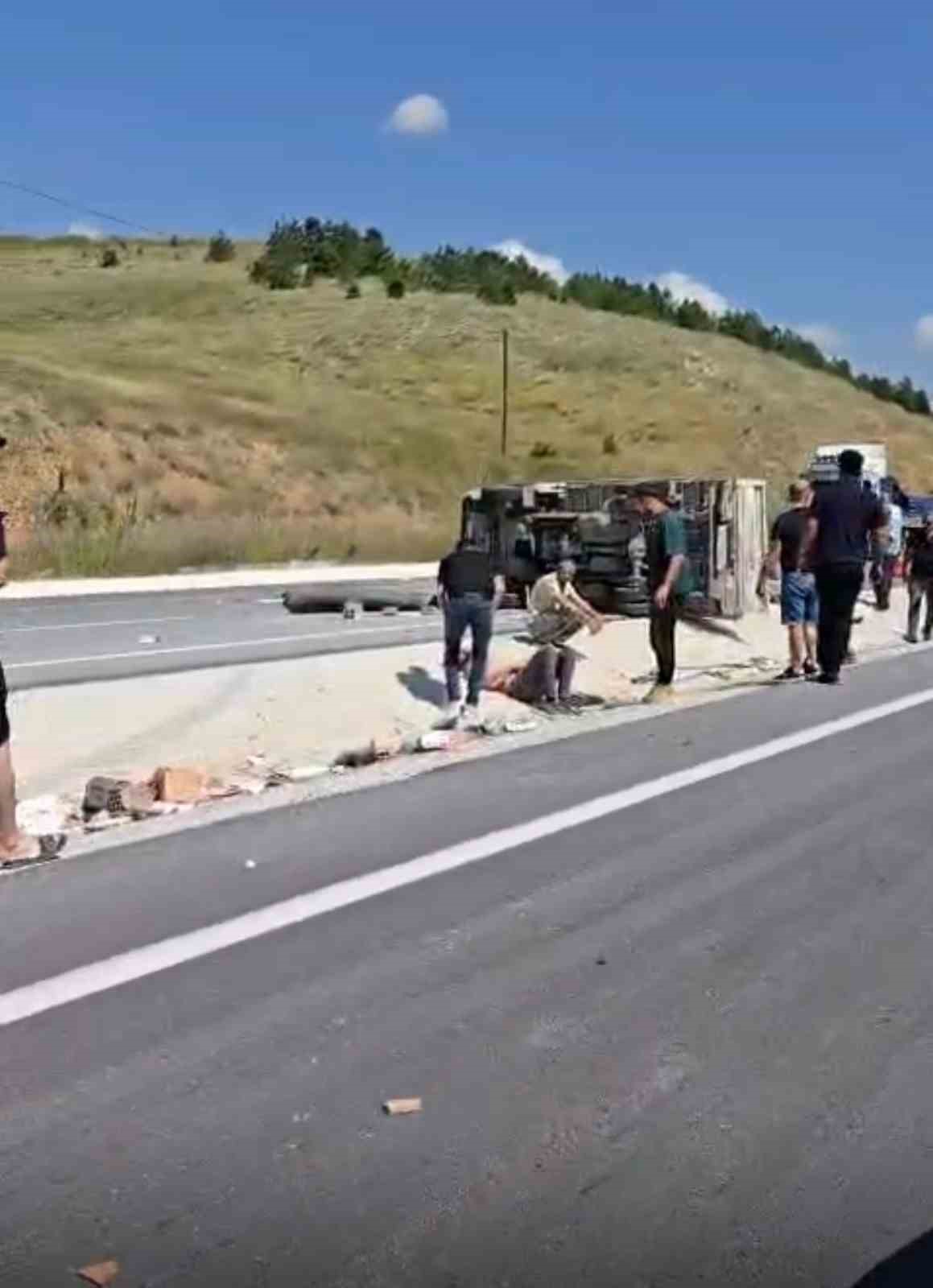 Tuğla y&uuml;kl&uuml; kamyonet devrildi: 3 yaralı