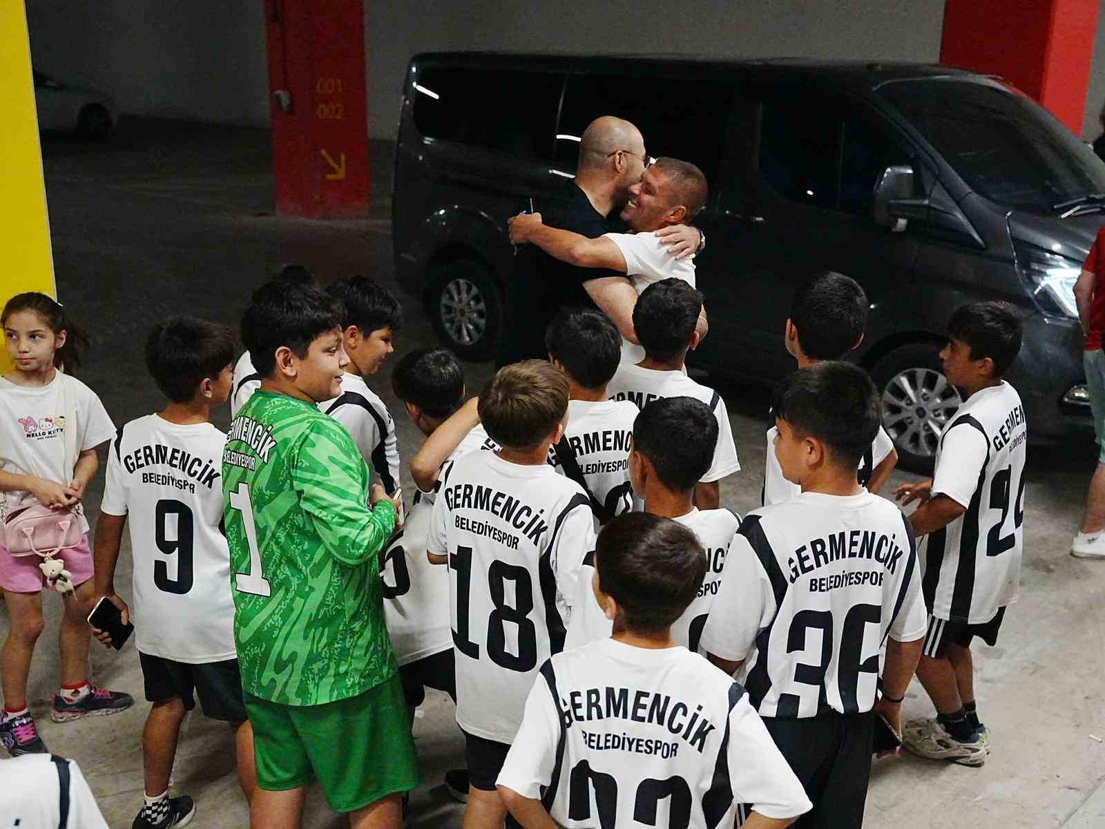 Başkan Zencirci&rsquo;den Germencikli gen&ccedil; futbolculara anlamlı jest