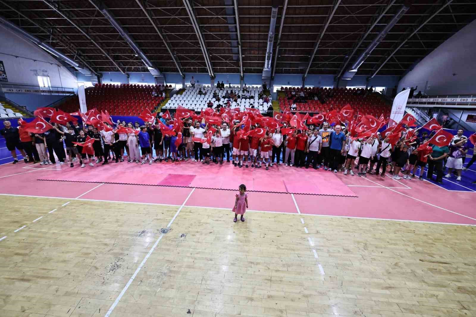 Manisa&rsquo;da GSB Spor Okulları ile 36 branşta &uuml;cretsiz spor eğitimi başladı
