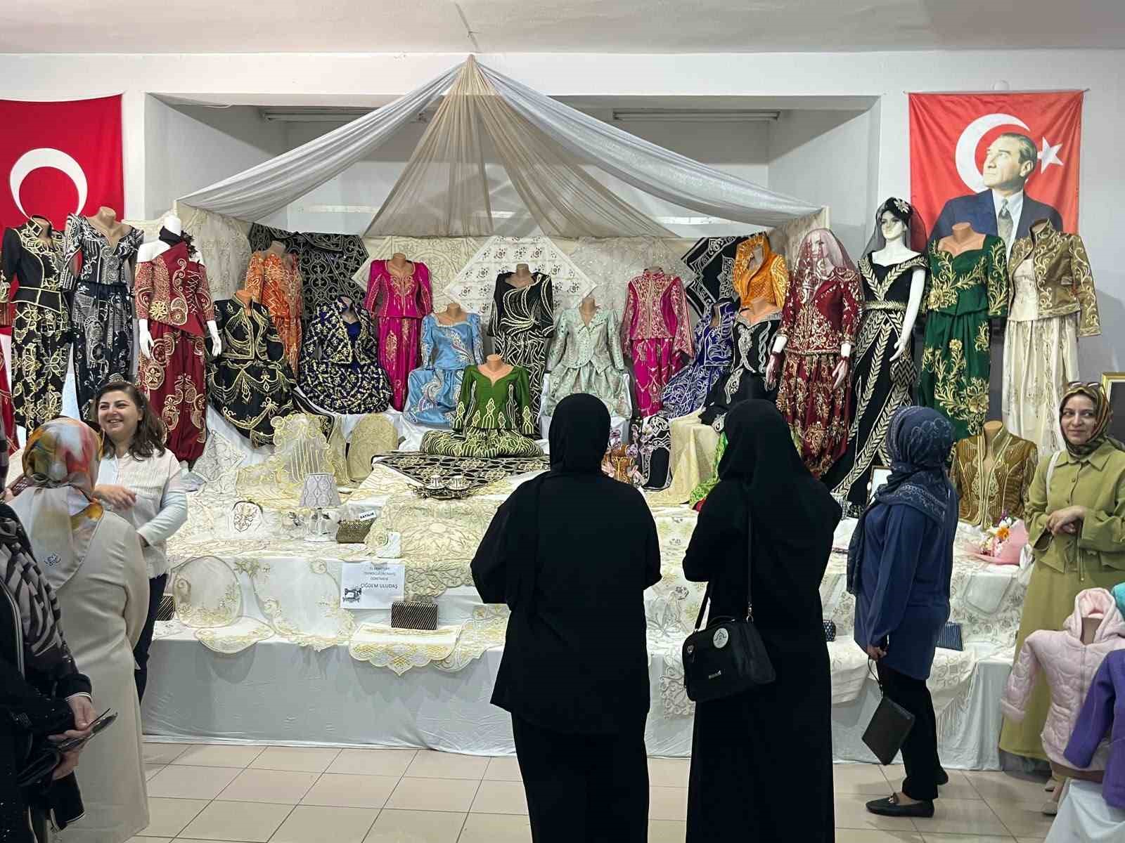 Kütahya Tavşanlı’da Halk Eğitim kursiyerlerinden görkemli yıl sonu sergisi